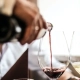 Come versare il vino correttamente: una guida pratica