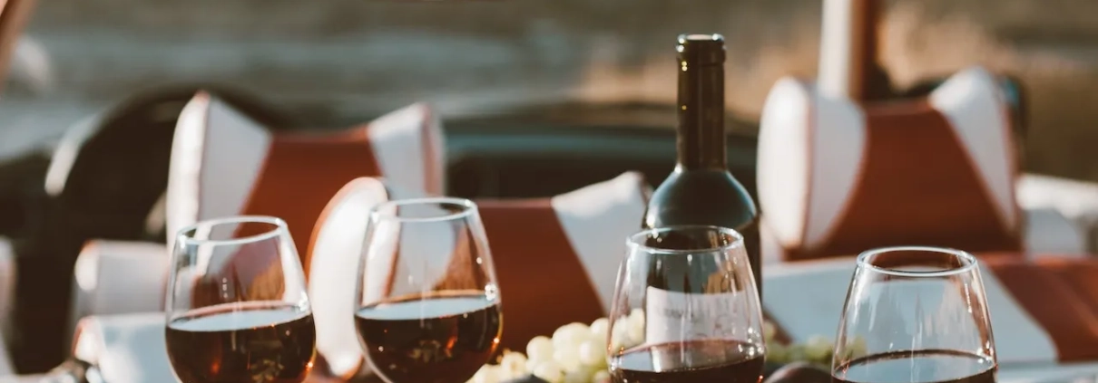 Quali sono alcuni vitigni meno noti che vale la pena provare ?